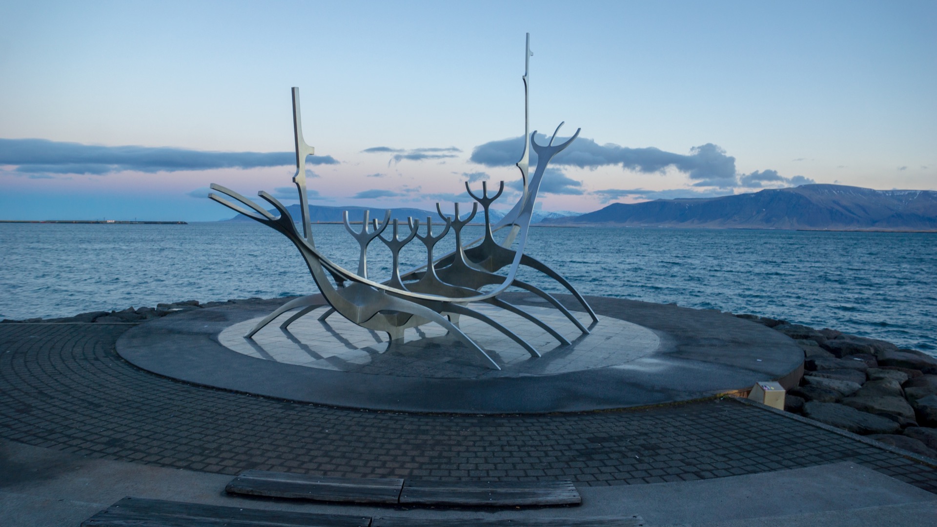 The Sun Voyager on the way to the old harbour in Reykjavík: Completely free