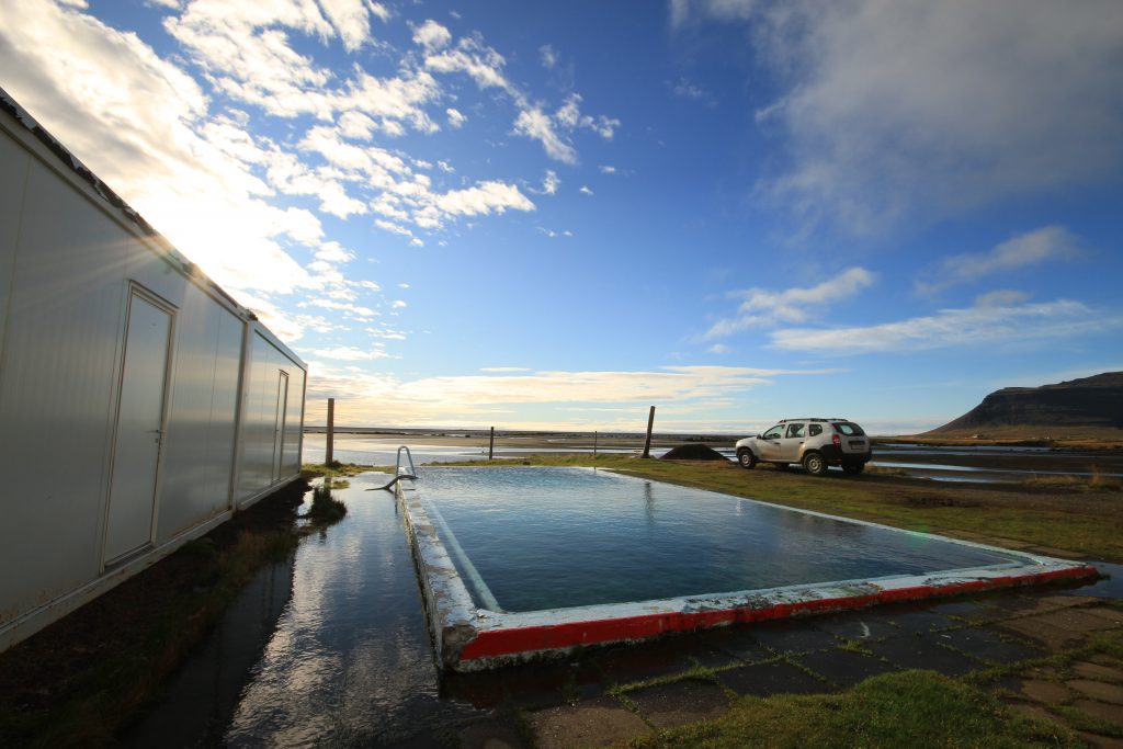 Trip around Iceland in summer: Open-air pools and fluffy clouds
