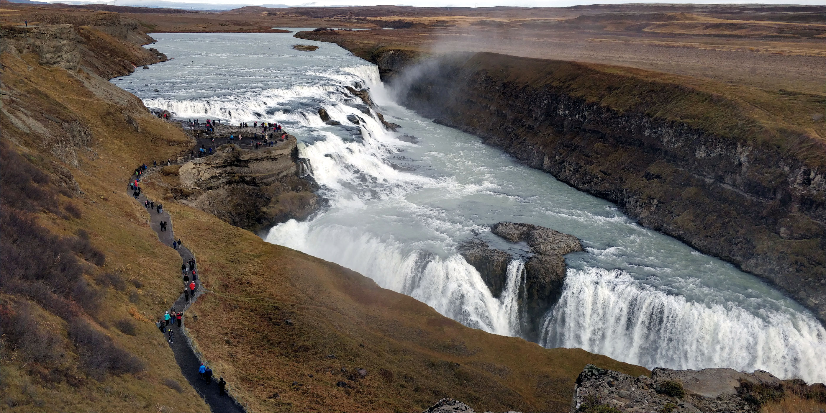 Gullfoss, part of the Golden Circle, can be admired before the day trip to Landmannalaugar