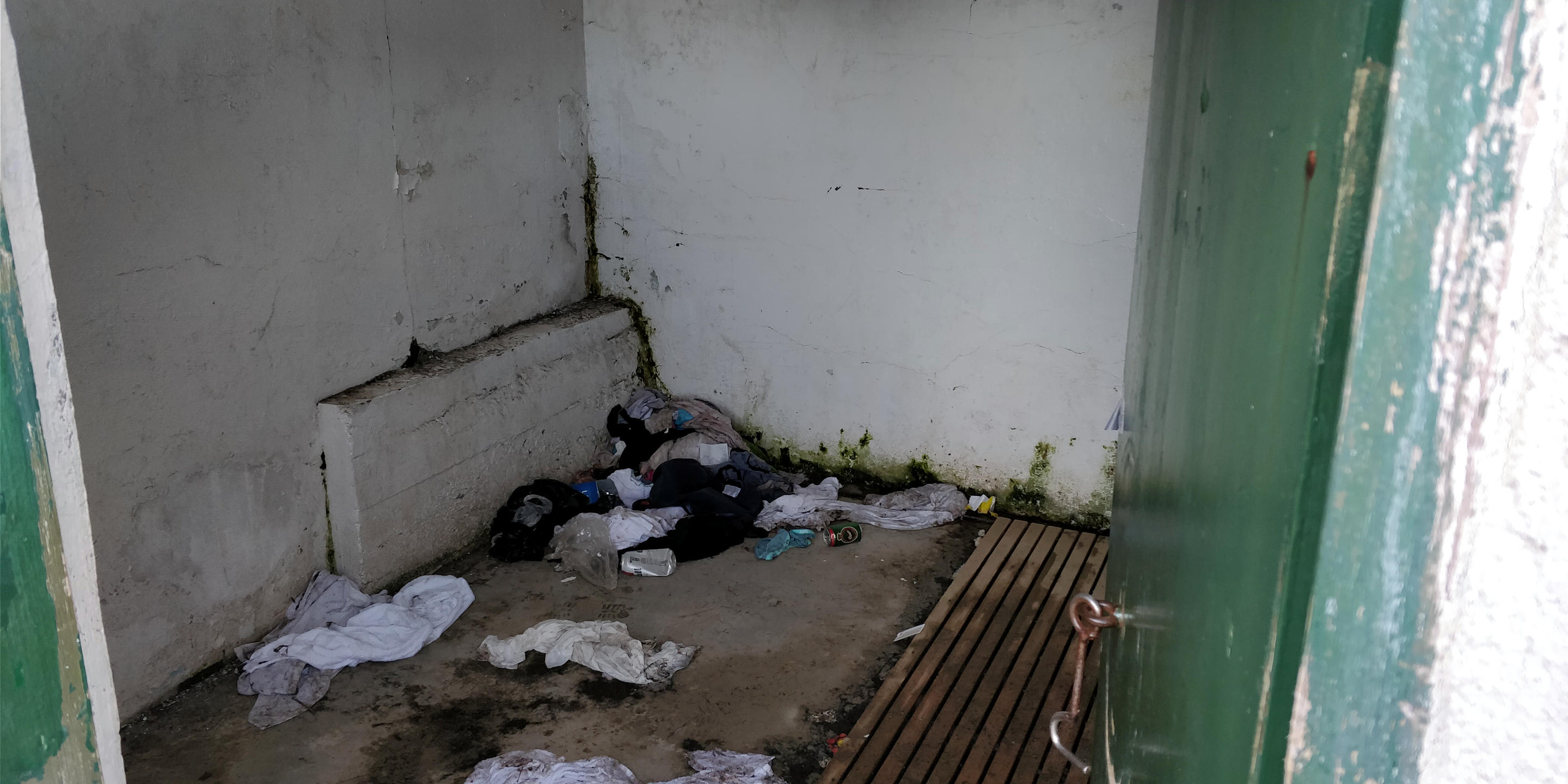Filthy changing rooms at Seljavallalaug