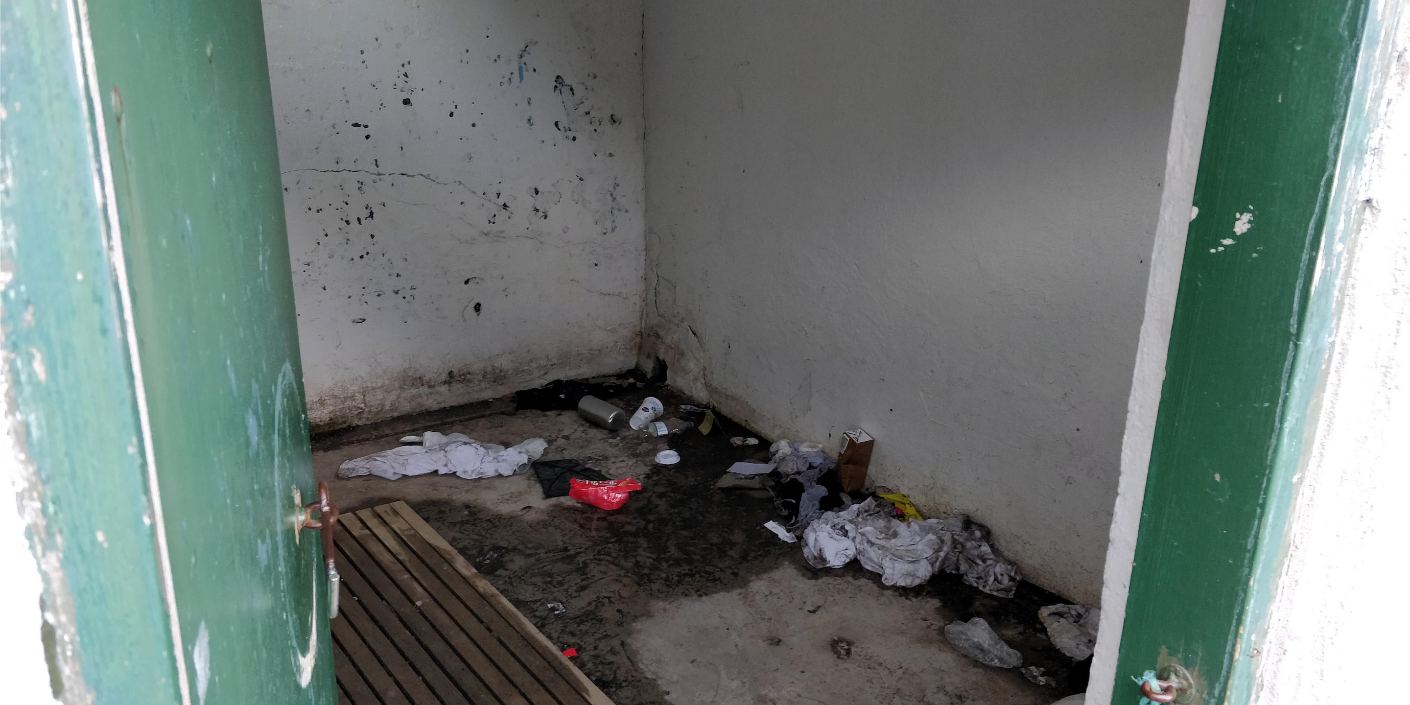 Filthy changing rooms at Seljavallalaug